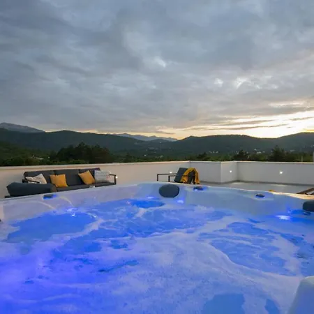 Beautiful Danica With Pool In Vila Makarská