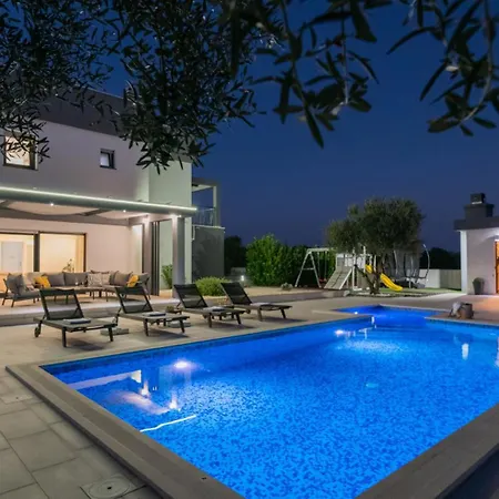 Vila Beautiful Danica With Pool In Makarska