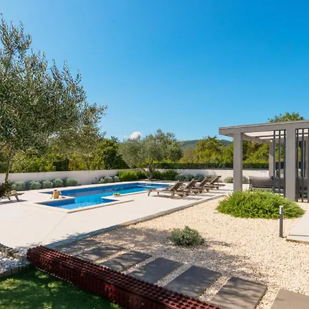 Beautiful Danica With Pool In Μακάρσκα